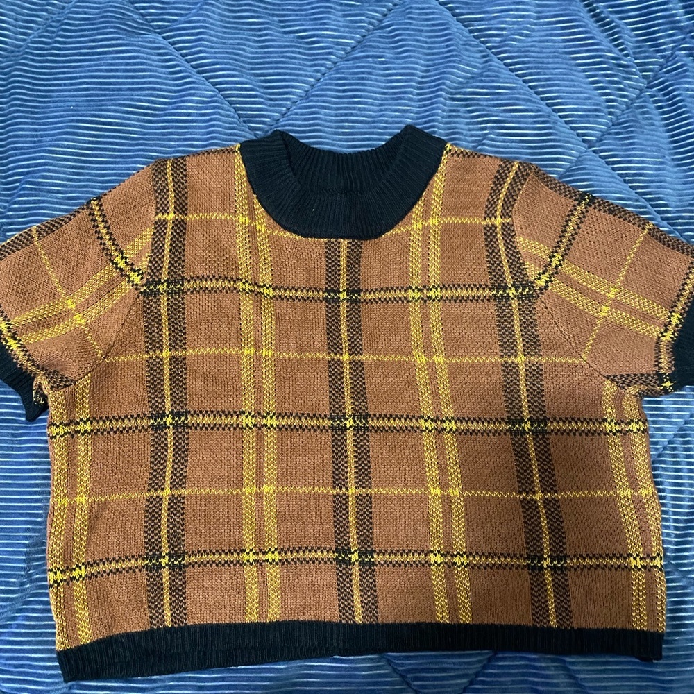 Two-piece crop top sweater shirt with skirt sweater like material